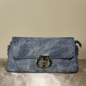 Women's flap crossbody clutch bag with turn-lock closure and adjustable shoulder strap for everyday and occasion wear