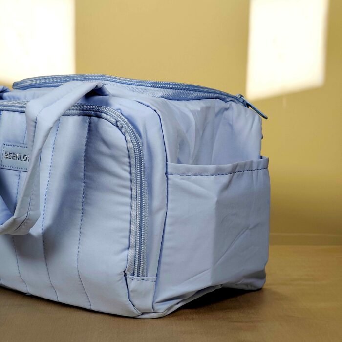 IMG_20260820_231315 Quilted lunch bag with dual handles and zip closure