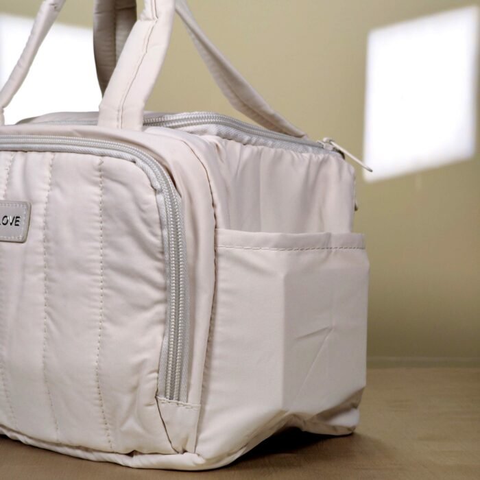 IMG_20260820_231808 Quilted lunch bag with dual handles and zip closure